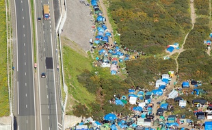 Une partie du camp de migrants de Calais, près de la rocade portuaire