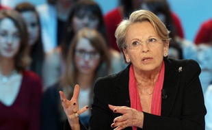 Michèle Alliot-Marie, la ministre des Affaires étrangères, sur le plateau du Grand journal sur Canal+ le 2 février 2011.