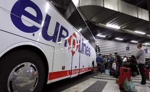 Un bus de la compagnie Eurolines à la gare routière internationale de Paris, à Bagnolet, en juin 2012