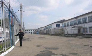 Une quarantaine de prisonniers d'une colonie pénitentiaire à Irkoutsk, en Sibérie, se sont entaillé les veines mercredi en signe de protestation contre leurs conditions de détention, ont annoncé les autorités pénitentiaires russes.