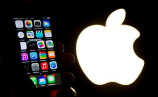 Le bras de fer entre Apple et la justice américaine suscite la colère des défenseurs des libertés civiles, qui y voient le risque de déclencher une surveillance débridée après le scandale de l'espionnage de l'Agence américaine de renseignement NSA