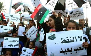 Manifestants libyens demandant la levée d'un blocus de terminaux pétroliers par groupes armés, le 13 décembre 2013 à Tripoli