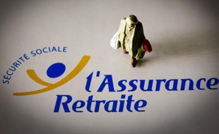 Un personnage miniature photographié le 07 juin 2012 à Paris, sur un document de l'assurance retraite le 7 juin 2012 à Paris