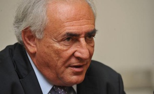 Le directeur du Fonds monétaire international (FMI) Dominique Strauss-Kahn a appelé l'Union européenne à adopter une "stratégie de croissance commune" si elle veut "rompre les chaînes de sa faible croissance", vendredi à Francfort.