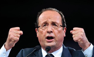 François Hollande creuse l'écart avec Nicolas Sarkozy, progressant de deux points à 29% tandis que son challenger UMP recule dans les mêmes proportions, à 24%, selon une enquête CSA