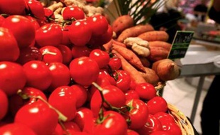 Tomates dans les étals d'un supermarché parisien en 2008.