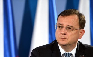 Le Premier ministre tchèque de centre droite Petr Necas a annoncé dimanche soir qu'il démissionnerait lundi, reconnaissant sa responsabilité dans un scandale de corruption politique et d'abus de pouvoir touchant sa plus proche collaboratrice, tentant toutefois de sauver la coalition.