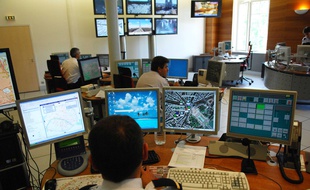 Illustration de surveillance à Paris. Le Centre de controle de la prefecture de police de Paris surveille, a l'aide des cameras video disseminees dans la capitale, les lieux sensibles, notamment quand ils accueillent des manifestations ou des concentrations de foule et permet de declencher une intervention des forces de l'ordre.
