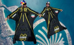 Les Soul Flyers Vince Reffet et Fred Fugen, ici lors d'un vol en wingsuit à Dubaï en 2017. Max HAIM