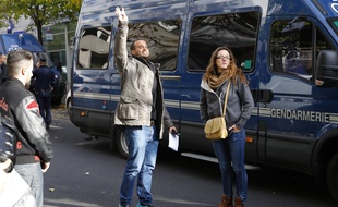 Guillaume Lebeau, un des leaders du mouvements des policiers en colère et Maggy Biskupski, la présidente de l'association, devant les locaux de l'IGPN, le 3 novembre 2016.