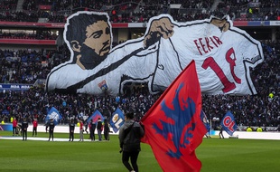 Le virage sud du Parc OL a déployé un immense tifo faisant référence à la célébration de Nabil Fekir lors du derby aller, ce dimanche juste avant le coup d'envoi.