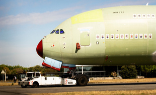Le dernier A380 d'Airbus vient d'être assemblé au poste 40 de l'usine Lagardère le 23 septembre 2020.