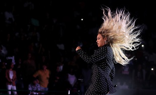 La chanteuse Beyoncé lors d'un concert de soutien à Hillary Clinton à Cleveland, dans l'Ohio, le 4 novembre 2016.