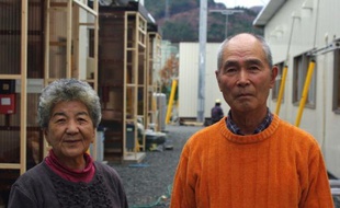 Alors que le mercure chute dans le nord-est du Japon dévasté par un séisme et un tsunami géants, des milliers de rescapés, relogés dans des abris temporaires, se préparent à affronter un long hiver glacial.