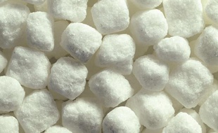 Du sucre de canne blanc.