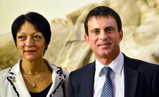 Le ministre de l'Intérieur français Manuel Valls pose avec la présidente d'Interpol, Mireille Ballestrazzi, à l'ambassade de France à Rome le 5 novembre 2012.