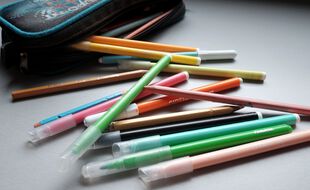 Une trousse et des feutres de couleur (illustration).
