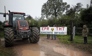 Le juge des référés de Coutances a repoussé jeudi d'une semaine l'examen d'une requête contre RTE, filiale d'EDF, d'une retraitée opposée à la construction sur ses terres de pylônes de la ligne à très haute tension (THT) du futur EPR de Flamanville (Manche), selon le greffe.