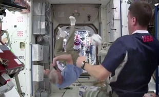 Le foot space, un sport acrobatique qui ne se joue qu'au ralenti.