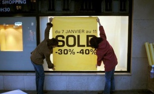 Les petites boutiques de prêt-à-porter dressent un premier bilan positif des soldes d'hiver, dopés par une météo froide, mais les grandes chaînes ont ressenti les effets de la crise et s'attendent d'ores et déjà à une année encore plus difficile que 2008.