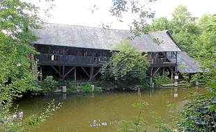 Situé sur les bords de l'Ille, le lavoir de Chézy a été construit en 1880.