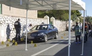 Marseille le 11 novembre 2013 - Un homme a ete tue a la kalachnikov alors qu il circulait en taxi pres de la cite Corot dans le 15e arrt
