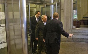 Dominique Strauss-Kahn, l'ancien patron du FMI, quitte son adresse temporaire du 71 Broadway, le 25 mai.