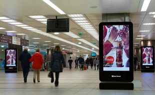 Les panneaux publicitaires dans la station de métro Lille-Flandres.
