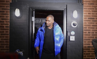 La caution du chanteur américain de R.Kelly a été fixée à un million de dollars.