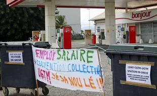 FRANCE (MARTINIQUE), Fort-de-France : This picture taken on August 17, 2009 in Fort-de-France in the West Indies French Island of La Martinique shows a closed pretrol station. About 95 petrol stations of the island are closed after the employees went on strike to call for the implementation of the 5 February labour agreements.