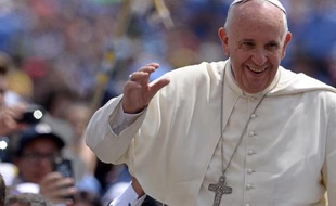 Le pape François salue la foule sur la place Saint-Pierre du Vatican le 13 juin 2015