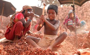 Junaed Hossain, 8 ans, travaille dans un chantier de casse de briques à Dhaka. Les enfants travailleurs au Bangladesh gagnent environ 150 BDT (1,87 $) par jour.