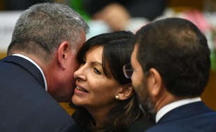 Le maire de New York, Bill de Blasio, embrasse son homologue de Paris, Anne Hidalgo, sous les yeux du premier édile de Rome, Ignazio Marino, le 21 juillet 2015 au Vatican
