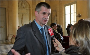 Le teint est blême mais le sourire intact : le député UDF Jean Lassalle en est mercredi à son deuxième jour d'une grève de la faim saluée par beaucoup de ses collègues, mais qui suscite aussi de la désapprobation.