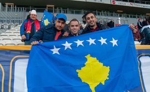 Des supporters kosovares, lors du match Kosovo-Ukraine, le 09 octobre 2016