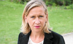 La journaliste Aline Robert, auteure d'une enquête sur les fraudeurs du CO2, «Carbone connexion»