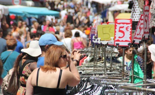 La Grande Braderie accueille chaque année des dizaines de milliers de visiteurs en quête de bonnes affaires dans les rues de Rennes.
