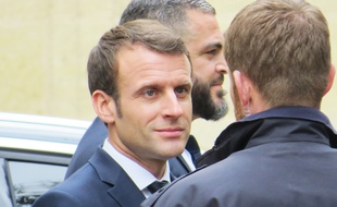 Emmanuel Macron, à son départ de la résidence préfectorale de Bordeaux, le 1er mars 2019.