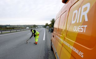 Illustration d'un agent de la Dir Ouest, intervenant sur une route près de Rennes.