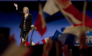Marine Le Pen a brandi un "carton rouge" à Nicolas Sarkozy dimanche lors de son meeting à Lille, appelant les électeurs à "sanctionner" le chef de l'Etat dès le 1er tour.