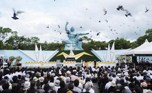 Lâcher de colombes autour de la Statue de la paix durant une cérémonie marquant le 69ème anniversaire de la bombe atomique sur Nagasaki, le 9 août 1945