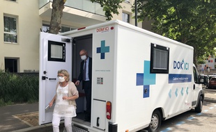 La maire de Givors Christiane Charnay et le président d'Aceso Jean-Louis Touraine ont visité la camionnette médicale Dok'ici lundi.