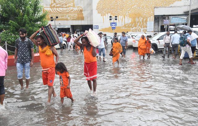 Bien que les bilans précis pour ces deux jours ne soient pas encore consolidés en Inde, les autorités locales ont signalé des pertes humaines et des milliers de personnes évacuées.
Ici à Patna.
