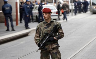 Un soldat sur les lieux où ont été agressés, à Nice, trois militaires, le 3 février 2015