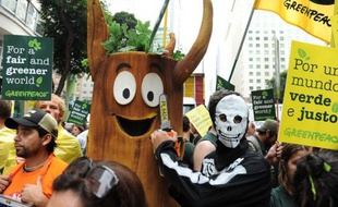 Brandissant pancartes, ballons et tronçonneuses, des dizaines de milliers de manifestants du Sommet des peuples ont défilé mercredi dans la bonne humeur dans le centre-ville pour exiger une transformation radicale de l'économie, en marge de la conférence de l'ONU Rio+20.