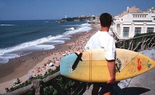 Illustration d'un surfeur à Biarritz.