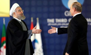 Le président iranien Hassan Rouhani (g) et son homologue russe Vladimir Poutine, le 23 novembre 2015, à Téhéran