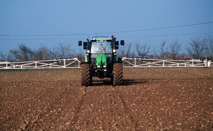 Illustration d'épandage de pesticides ou d'herbicides.