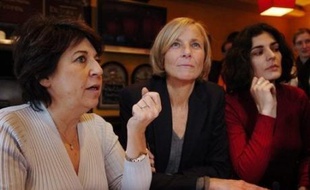 Crédité de 11% d'intentions de vote à Paris dans le dernier sondage, deux fois plus que les Verts, le Mouvement démocrate (MoDem) refuse de s'enfermer dans un partenariat avant le premier tour mais semble de plus en plus "Delanoë-compatible".