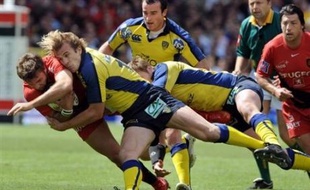 Clermont a creusé l'écart en tête du Top 14 de rugby grâce à sa victoire (23-11) à Toulouse, son principal poursuivant désormais distancé de cinq points, tandis que Perpignan a conservé sa quatrième place devant Biarritz grâce à son succès bonifié contre Bayonne (38-13).